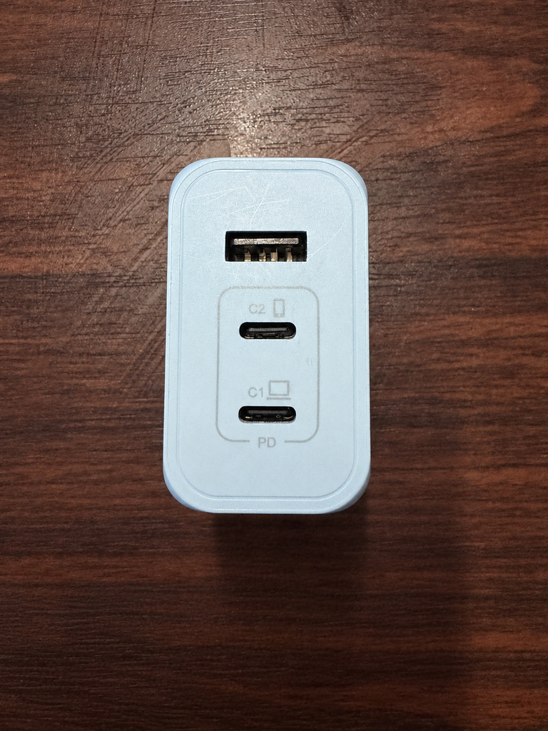 USB-Cが2個、USB-Aが1個あります